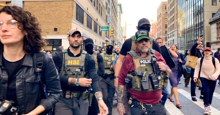 Neoyorquinos se enfrentan a agentes de inmigración durante redada en la famosa Canal Street