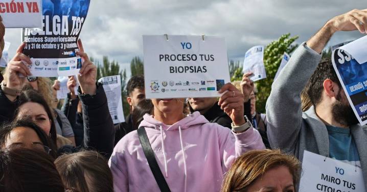 Los técnicos superiores sanitarios protestan a las puertas del hospital de Salamanca