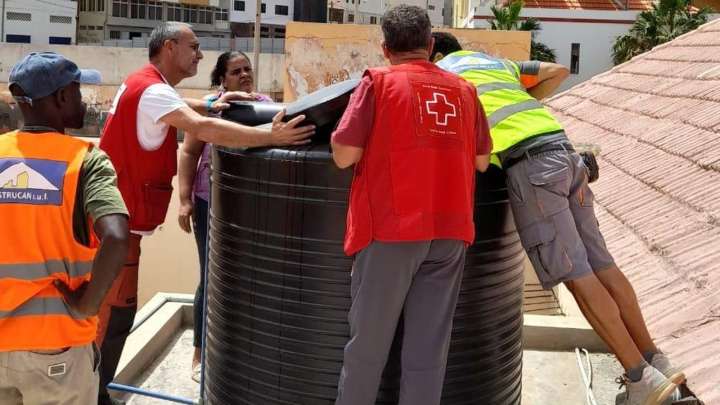 El onubense Manuel Canelo, en el equipo de Cruz Roja que lleva agua potable a más de 14.000 niños en Cabo Verde