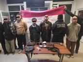Grupo armado es sorprendido en vehículo con metanfetamina; hay cinco detenidos