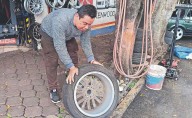 ¿Cuánto cuesta reparar tu auto tras caer en un bache? Talleres revelan cifras alarmantes