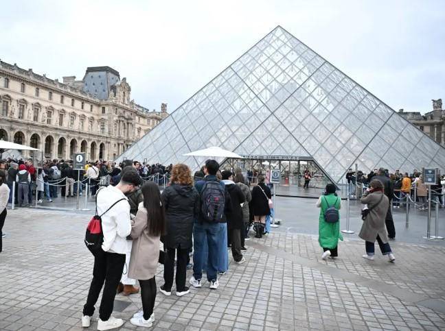El Museo del Louvre permanece cerrado un día después del descarado robo de joyas