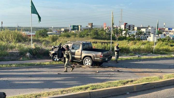 Camioneta se impacta contra palmera en Lomas de San Isidro, Culiacán: solo daños materiales