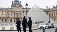 La Policía francesa detiene a dos sospechosos por el robo en el Louvre, según 'Le Parisien'