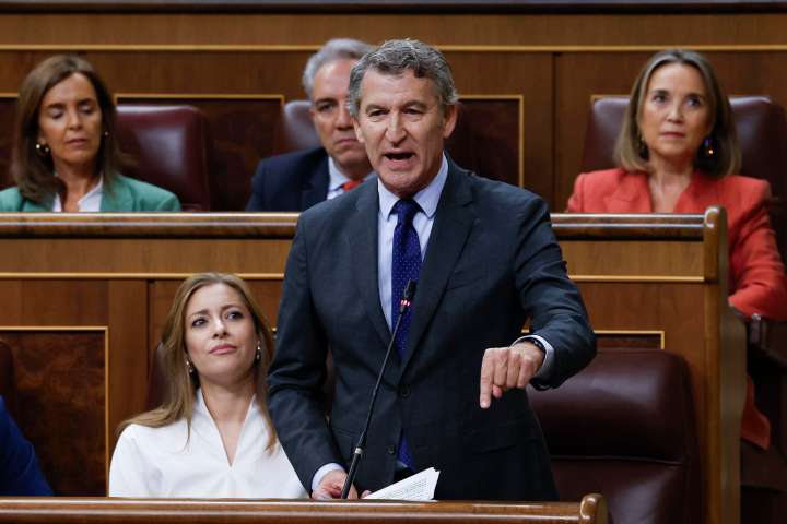 Feijóo comprométese a garantir, se goberna, que as mulleres poidan abortar, e acusa a Sánchez de "utilizalas"