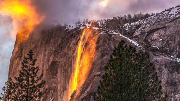 Cascada de fuego: el fenómeno natural que parece lava ardiente