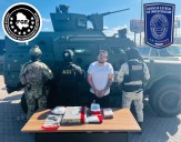 Detienen a hombre con arma, cocaína y 121 mil dólares