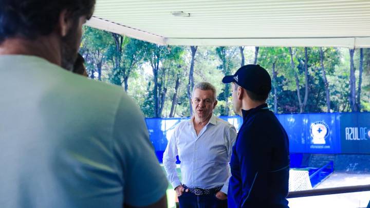 ‘Vasco’ Aguirre sigue de cerca a los jugadores de Cruz Azul