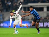 Santi Gimenez sale lesionado en empate del Milan