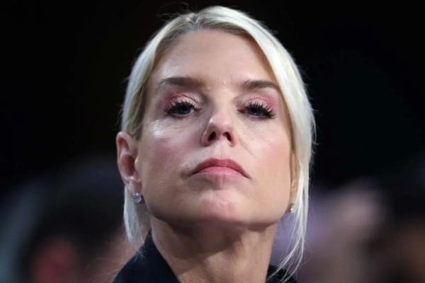 Elude Bondi preguntas demócratas en audiencia ante Congreso