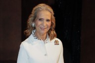 Aceptamos la falda tableada de la infanta Elena como tendencia ideal para unas botas altas