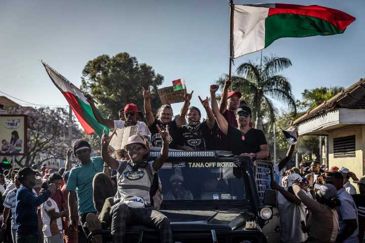 Ejército de Madagascar toma el poder del país tras huida del presidente Rajoelina