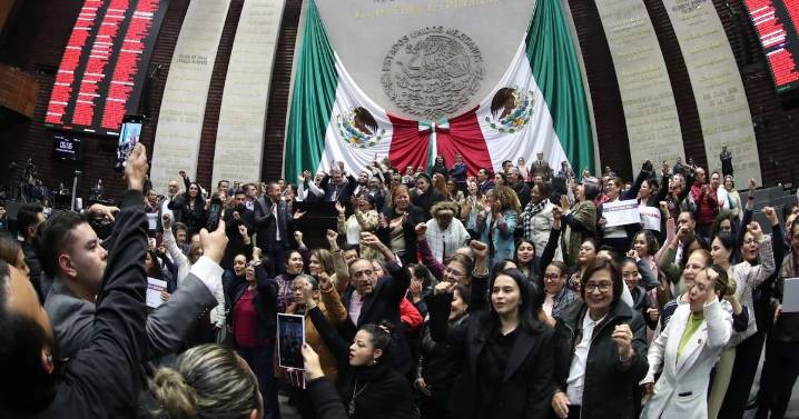 Diputados de Morena interrumpen temporalmente la sesión de la Ley Aduanera para rendir homenaje musical a La Única Internacional Sonora Santanera en su 70 aniversario.