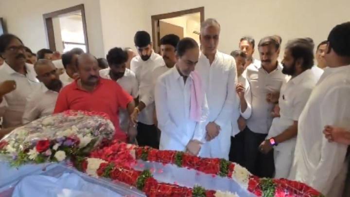 KCR pays tributes to Harish Rao’s father Satyanarayana