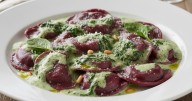 Cómo hacer sorrentinos de remolacha con salsa de espinaca: el paso a paso de la receta