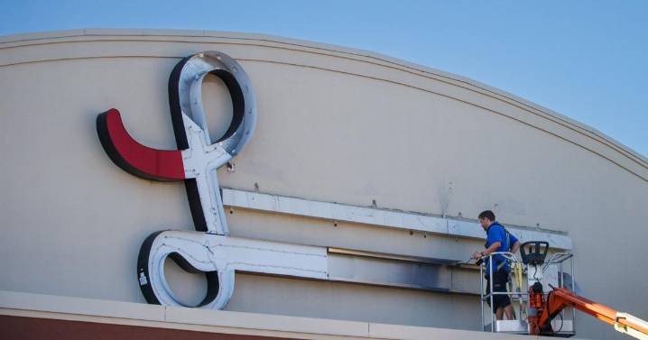 New Robert supermarkets open Thursday where Langenstein's once stood
