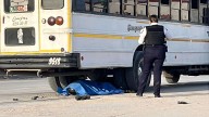 Muere motociclista arrollado por camión de transporte de personal en Portal del Roble