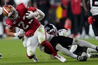McCaffrey lidera a 49ers en aplastante victoria 20