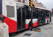 Cinco heridos al chocar un coche con un autobús que circulaba por el carril bus