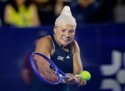 Naomi Osaka survives 3-setter, injury to advance at Japan Open
