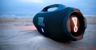 JBL vuelve a subir el volumen con el Boombox 4: un parlante más liviano, potente y con resistencia al agua y la arena