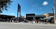 Negocio en Reynosa regalan boneless y redes critican a clientes por hacer fila