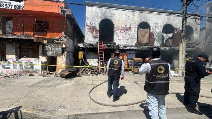 Bomberos controlan un incendio en un edificio abandonado en la SMZ 69