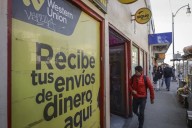 El miedo impulsa el regreso de los dólares a América Latina mientras los migrantes se apresuran ante deportaciones y nuevos impuestos