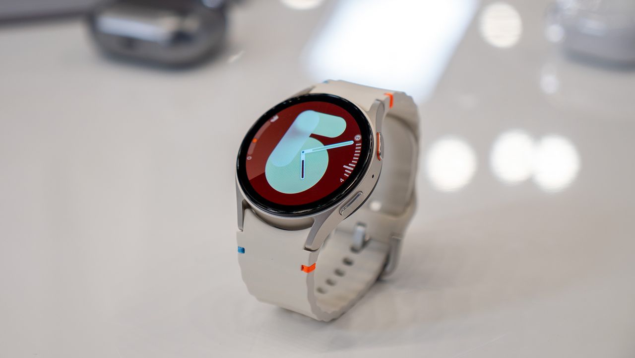 One UI 8 Watch with Wear OS 6 is now rolling out to the Galaxy Watch 7
