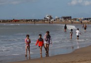 "Costa sin barreras". Impulsan la creación de la primera playa accesible para personas neurodivergentes en Mar del Plata