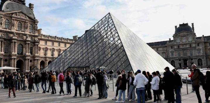 VIDEO: El Louvre reabre tras el robo de joyas y Macron pide acelerar las mejoras de la seguridad