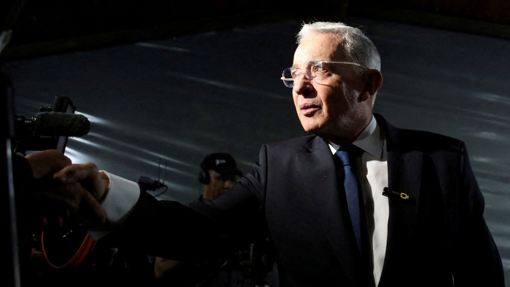 Tensión en Colombia: un tribunal dejó sin efecto la condena contra Álvaro Uribe por soborno y fraude procesal