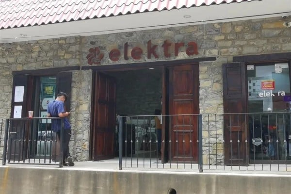 Suspende BMV cotización de Elektra