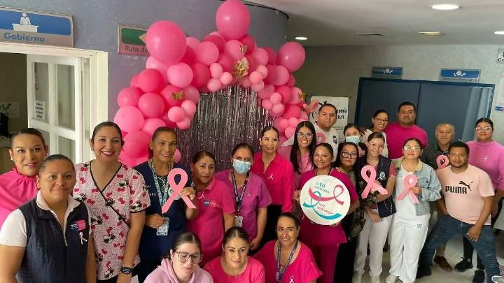 Visten de rosa Hospital Comunitario de Huanímaro para conmemorar la lucha contra el cáncer de mama