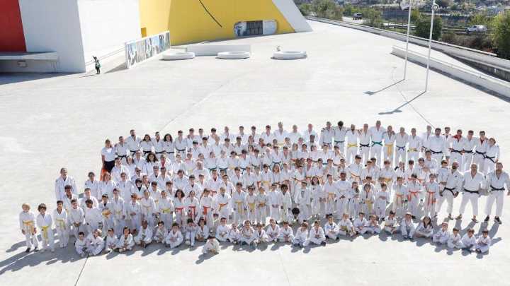 Esta es la peculiar iniciativa que ha organizado el Judo Avilés para celebrar sus bodas de plata: toda la familia unida y fotos por diferentes escenarios icónicos de la ciudad