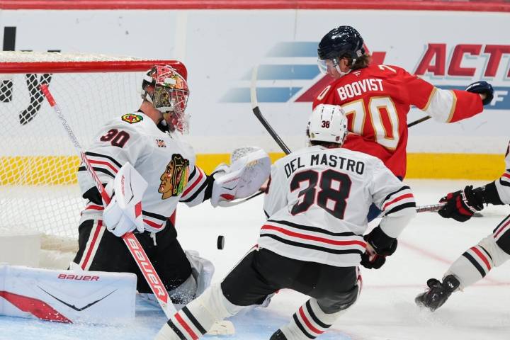 Deadspin | NHL roundup: Panthers raise Cup banner, edge Blackhawks