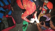 Dos jóvenes quedan gravemente heridos tras choque entre moto y carro...