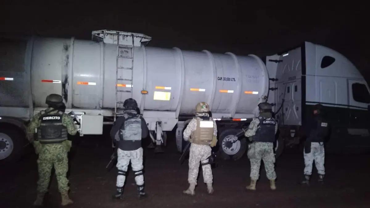 Revientan punto huachicolero y aseguran pipa