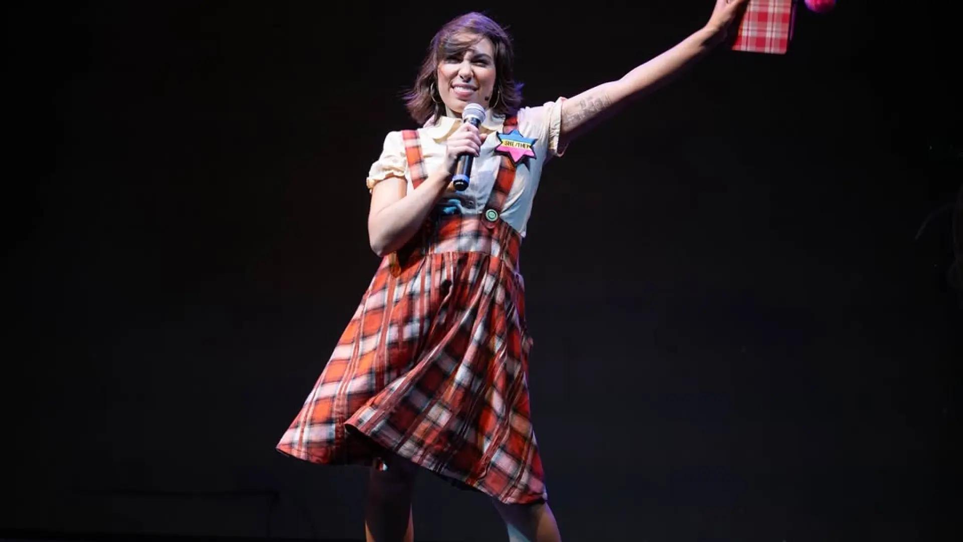 Polémica por un musical en Nueva York que presenta a Anna Frank como una latina pansexual con un amante no binario
