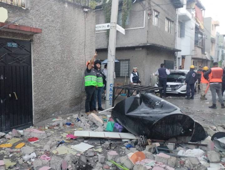 Explosión de tanque de Gas LP en Iztacalco deja un herido y daños en una vivienda