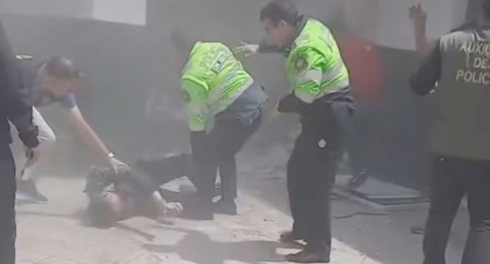 Tres policías resultaron heridos tras caída de techo de comisaría de Surquillo