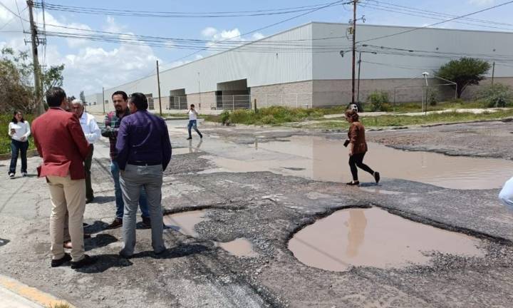 Ayuntamiento de SLP analiza plan de bacheo en la Zona Industrial