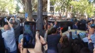 Ya no puede caminar por la calle: Milei fue insultado al grito de "hijo de put..." en microcentro