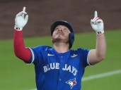 Alejandro Kirk pega jonrón en Serie Mundial frente al 'Toro' Valenzuela