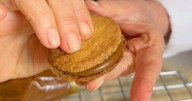 Alfajores de nuez, la receta infalible de Dolli Irigoyen