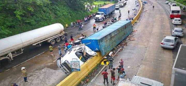 Volcamiento de un vehículo de carga pesada dejó un fallecido en la autopista Valencia