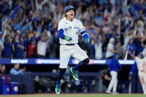 Blue Jays sink Mariners to reach World Series