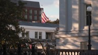 Trump empieza a derribar parte de la Casa Blanca para construir un salón de baile que costará más de 200 millones de $