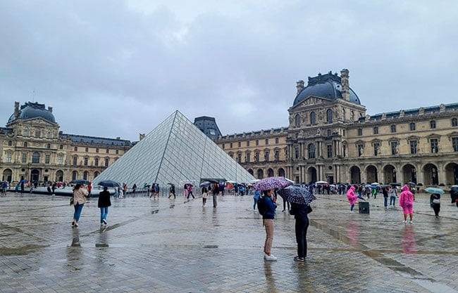 El Louvre reabre mañana con debate candente de su seguridad y sin rastro de joyas robadas