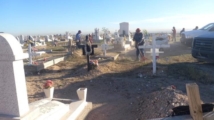 Limpian panteones para celebraciones de Día de Muertos